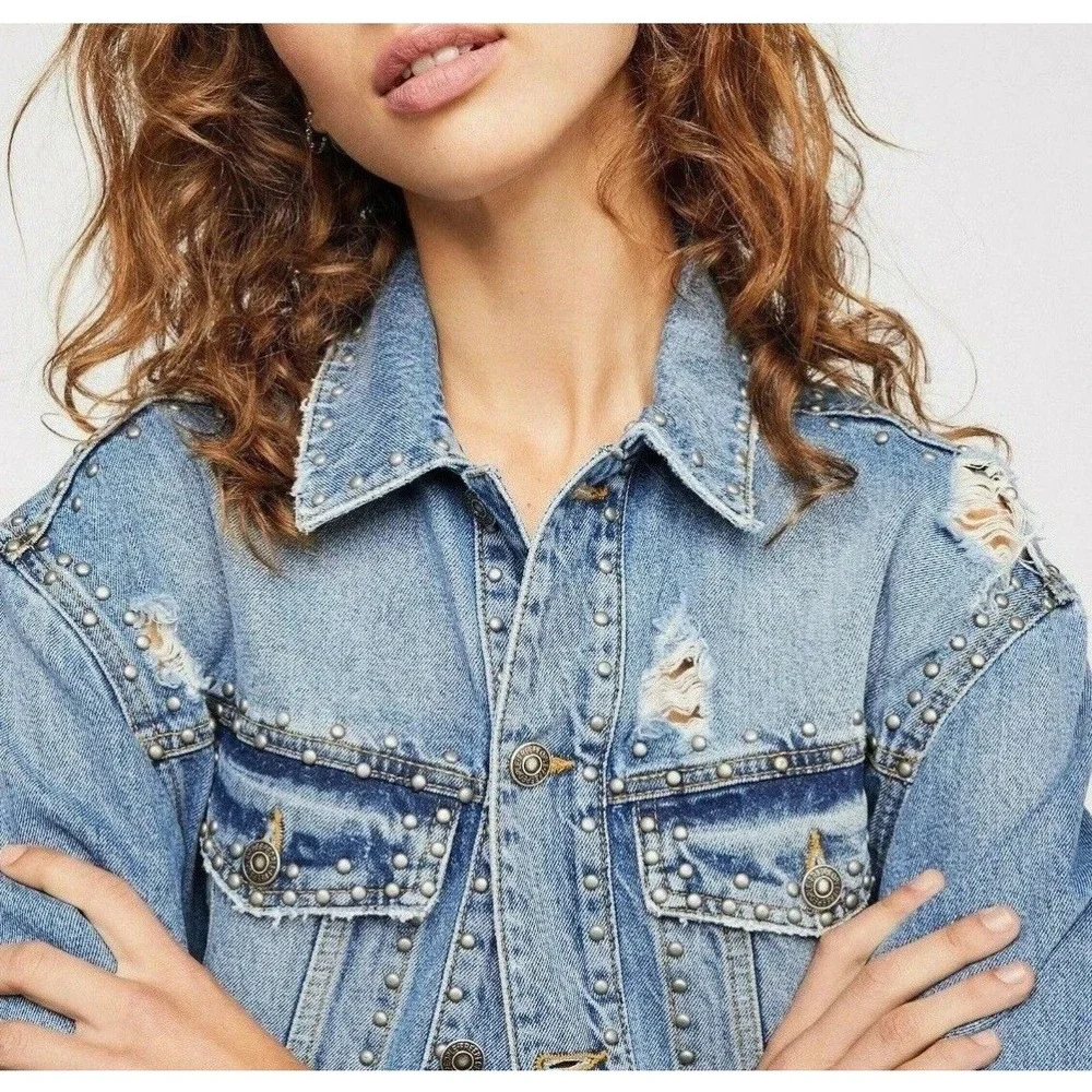 Free People Studded Denim Trucker Jacket Oversized Light Blue Destroyed Lg 148$ - Picture 4 of 14